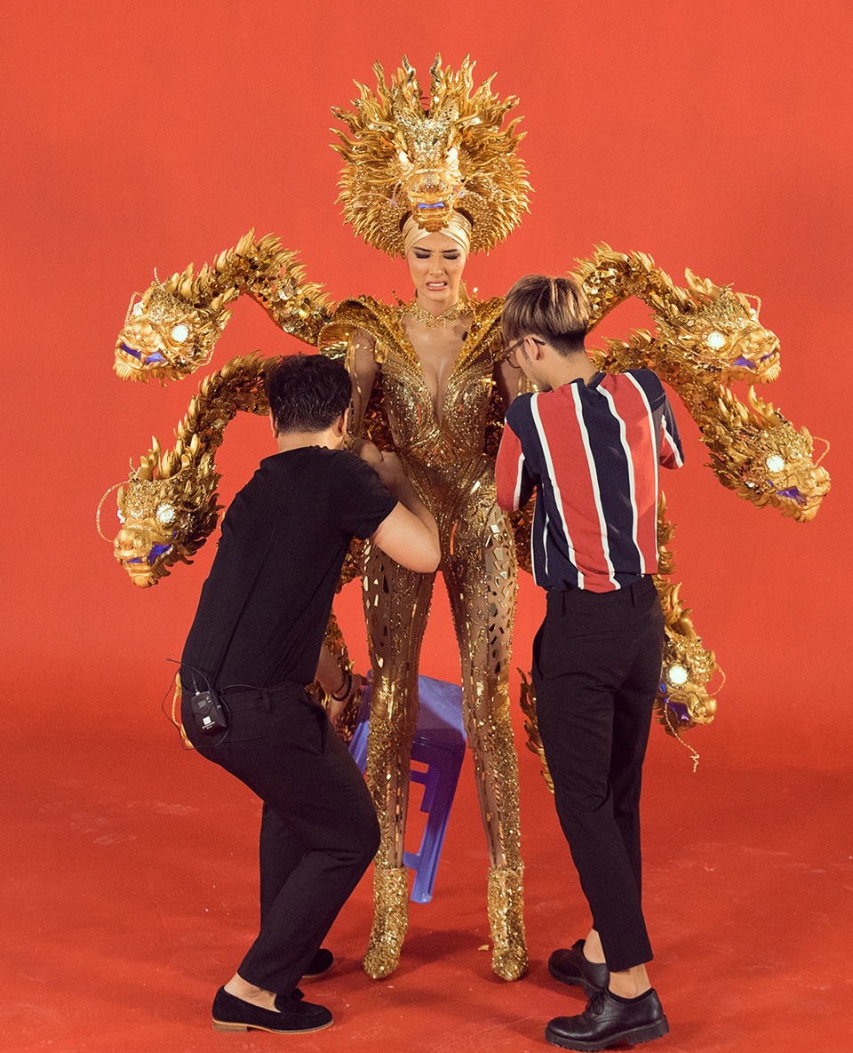 Hoàng Thùy không thoải mái với 3 bộ trang phục dân tộc nặng nề - 13