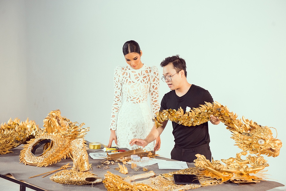 Hoàng Thùy không thoải mái với 3 bộ trang phục dân tộc nặng nề - 11