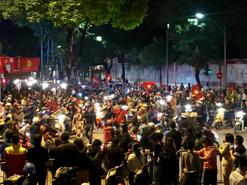 Hà Nội lại một đêm vui không ngủ, ăn mừng chiến thắng của tuyển Việt Nam - 3 Hà Nội lại một đêm vui không ngủ, ăn mừng chiến thắng của tuyển Việt Nam - 3