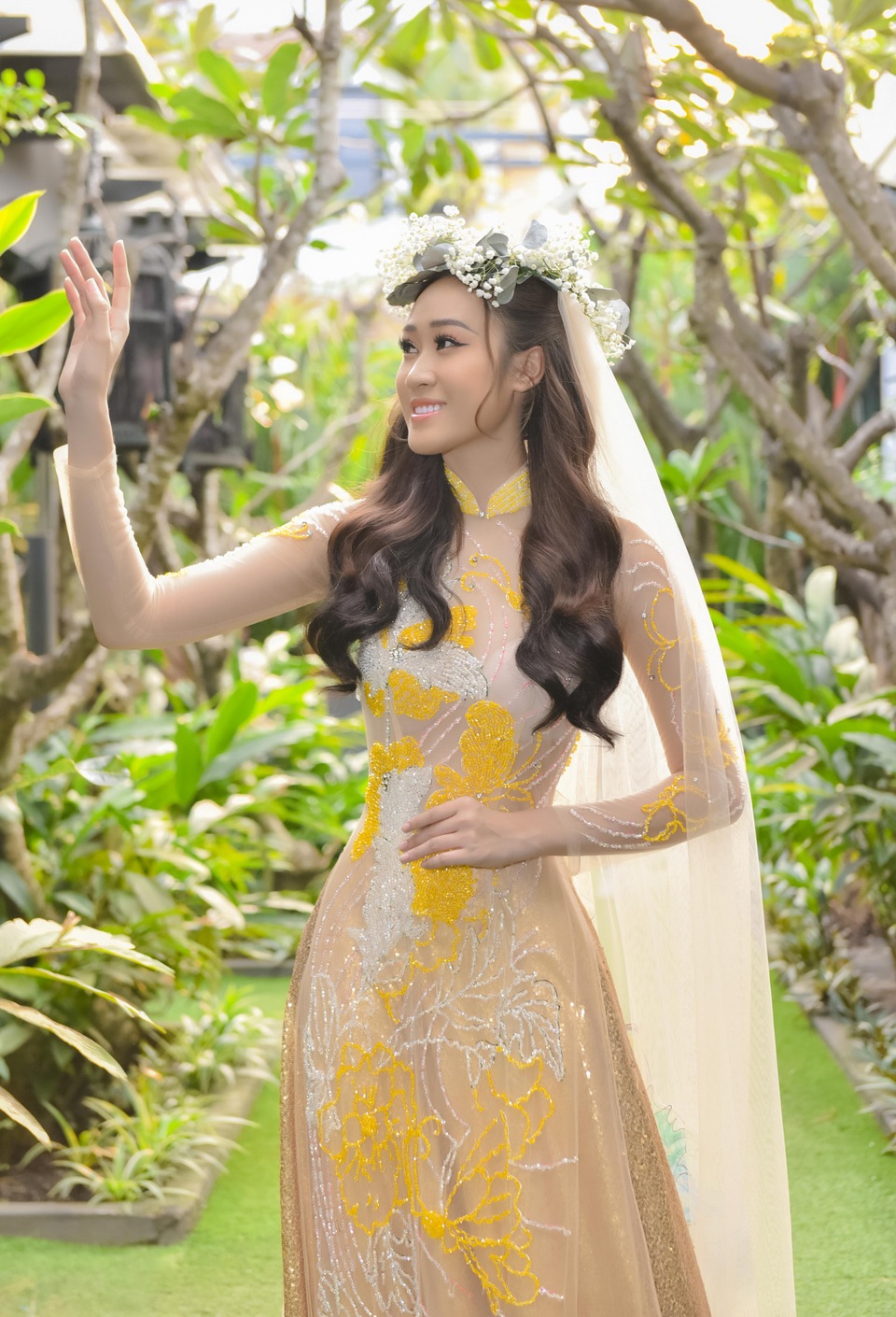 Anika Trinh Trinh hút hồn khán giả với áo dài kiêu sa - 2 Anika Trinh Trinh hút hồn khán giả với áo dài kiêu sa - 2