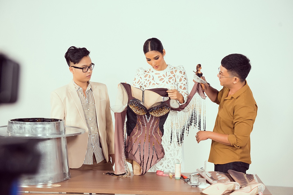 Hoàng Thùy không thoải mái với 3 bộ trang phục dân tộc nặng nề - 7