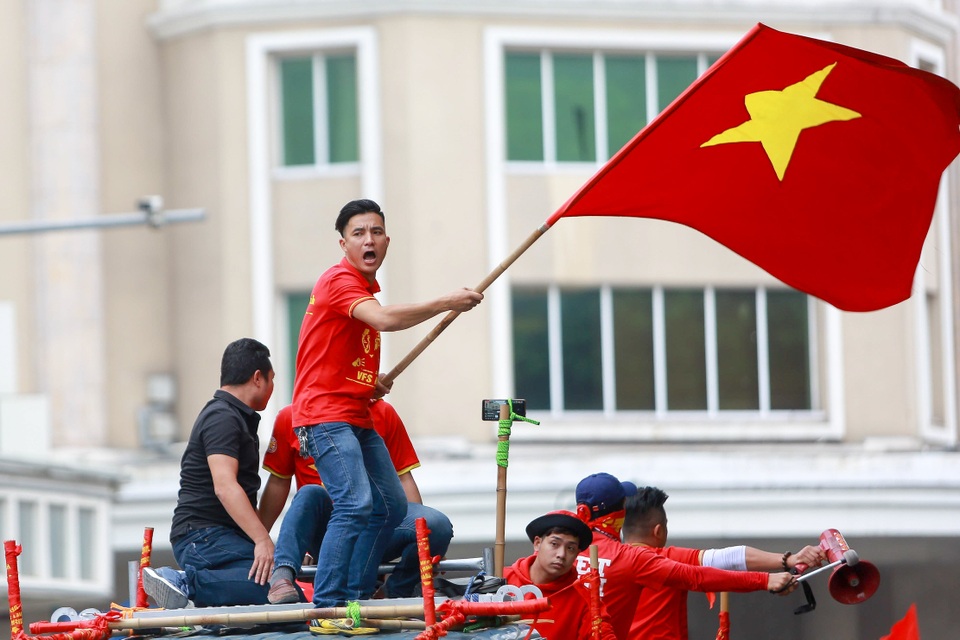 Đoàn cổ động viên Việt Nam diễu hành trước trận quyết đấu với UAE - 12 Đoàn cổ động viên Việt Nam diễu hành trước trận quyết đấu với UAE - 12