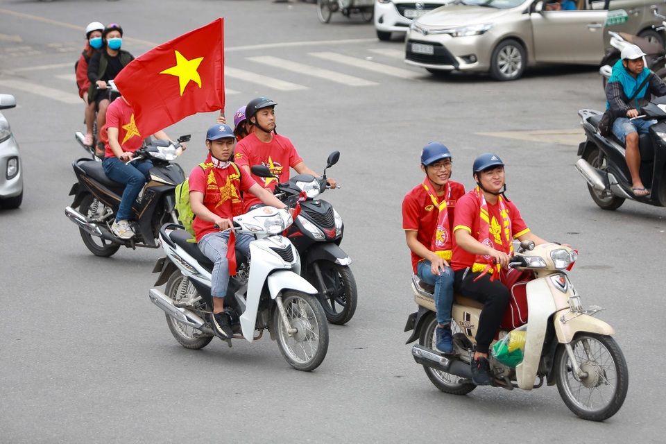 Đoàn cổ động viên Việt Nam diễu hành trước trận quyết đấu với UAE - 11 Đoàn cổ động viên Việt Nam diễu hành trước trận quyết đấu với UAE - 11
