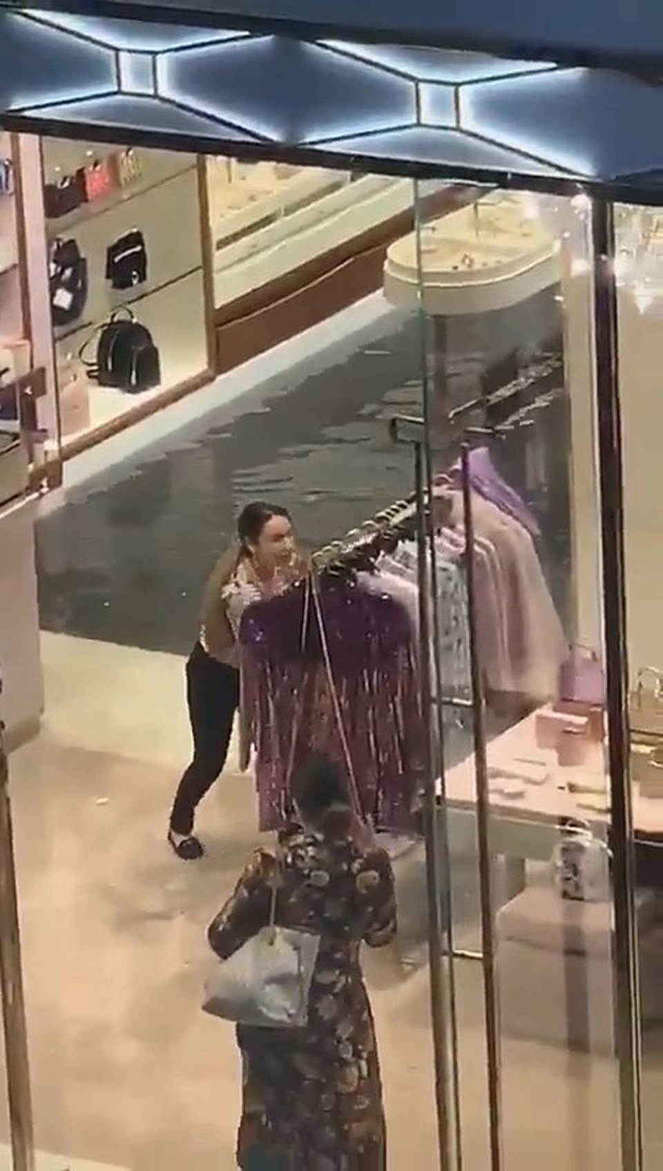 Dòng nước lũ chảy tràn qua trung tâm mua sắm của Dubai - 3 Dòng nước lũ chảy tràn qua trung tâm mua sắm của Dubai - 3