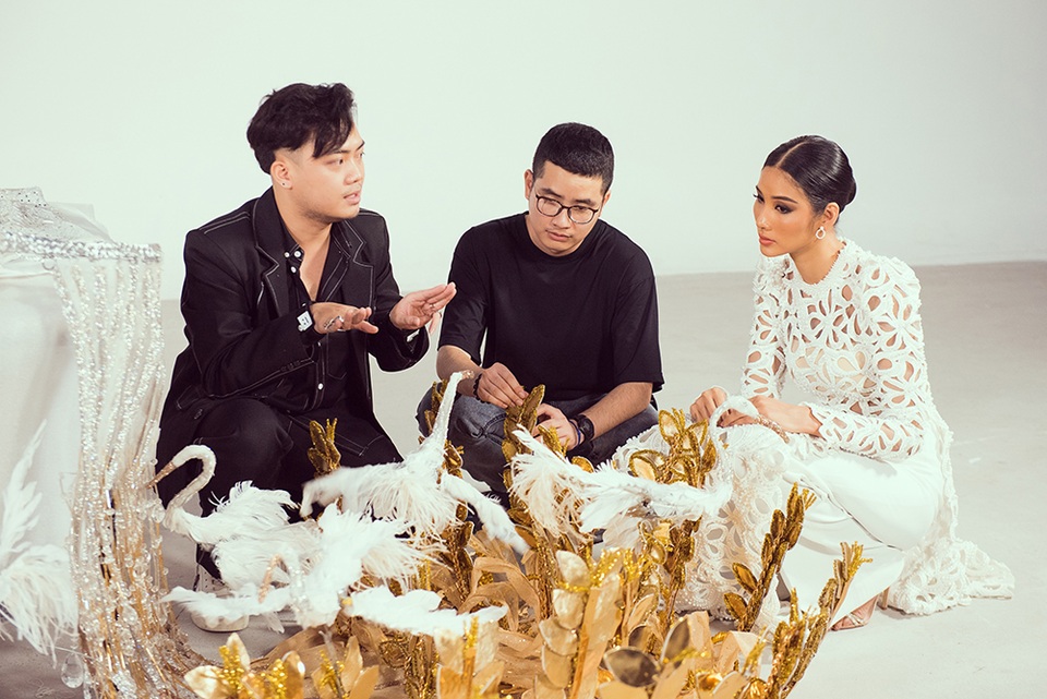 Hoàng Thùy không thoải mái với 3 bộ trang phục dân tộc nặng nề - 2