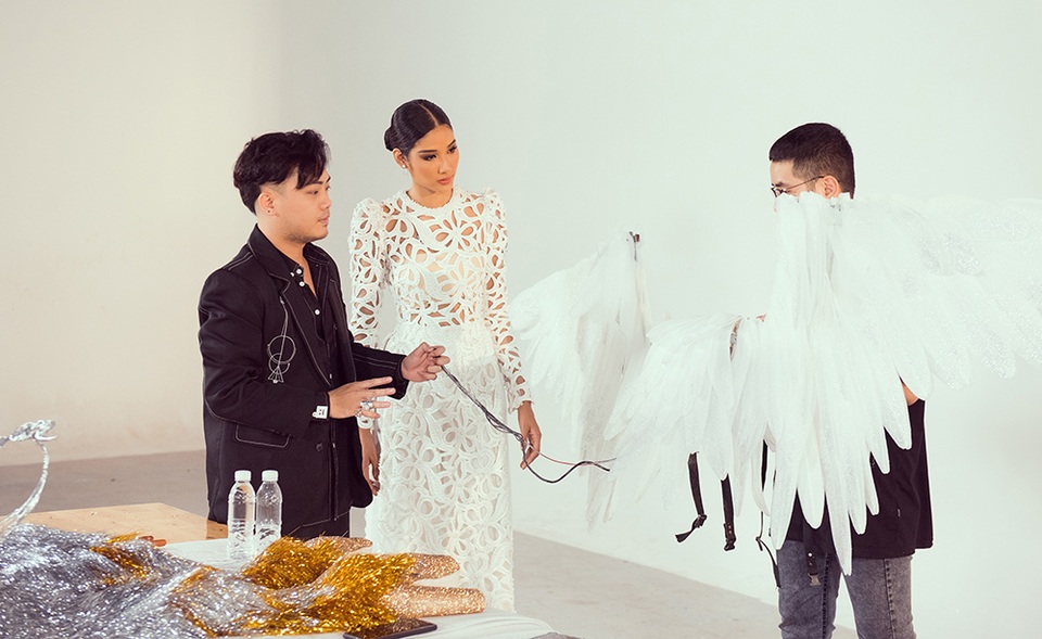 Hoàng Thùy không thoải mái với 3 bộ trang phục dân tộc nặng nề - 1