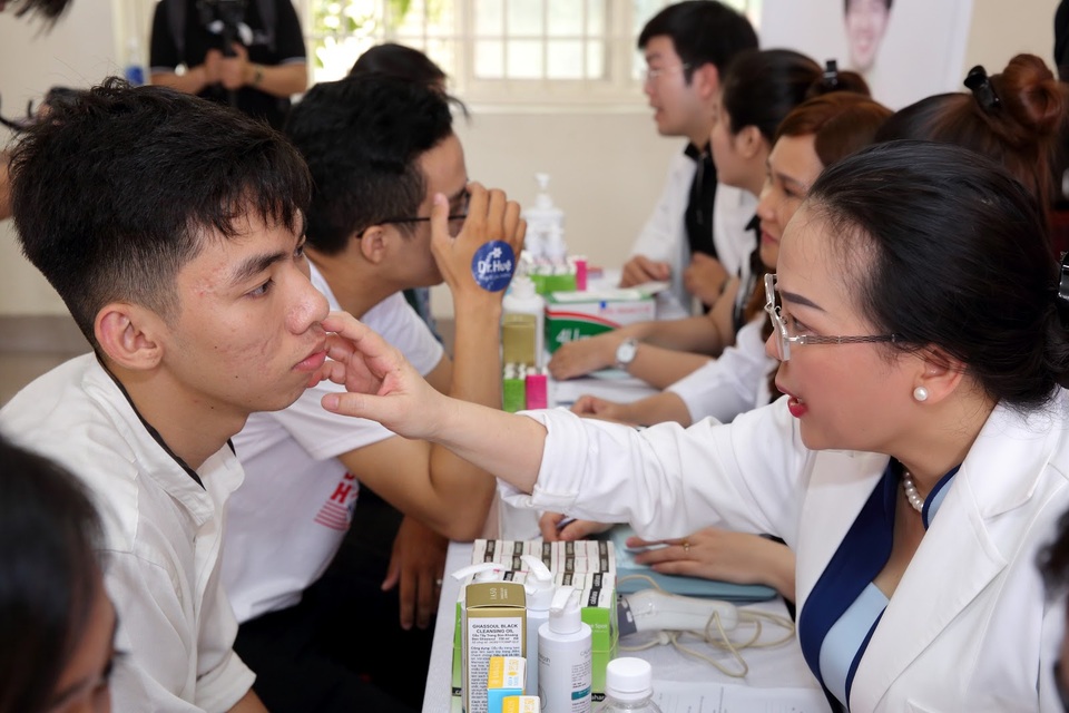 Dr. Huệ - địa chỉ trị mụn uy tín giá phải chăng cho sinh viên tại TP.HCM - 2 Dr. Huệ - địa chỉ trị mụn uy tín giá phải chăng cho sinh viên tại TP.HCM - 2