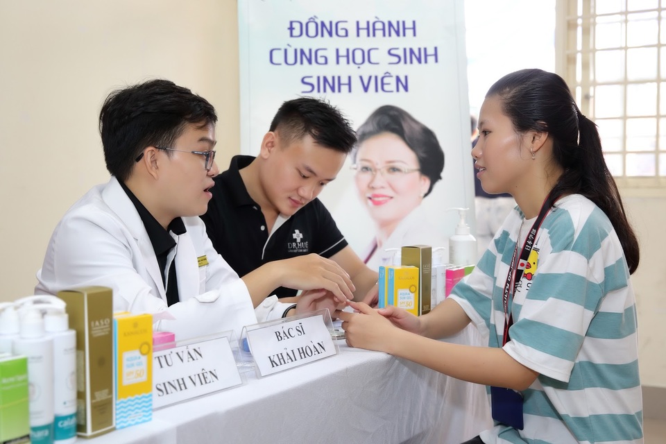 Dr. Huệ - địa chỉ trị mụn uy tín giá phải chăng cho sinh viên tại TP.HCM - 3 Dr. Huệ - địa chỉ trị mụn uy tín giá phải chăng cho sinh viên tại TP.HCM - 3