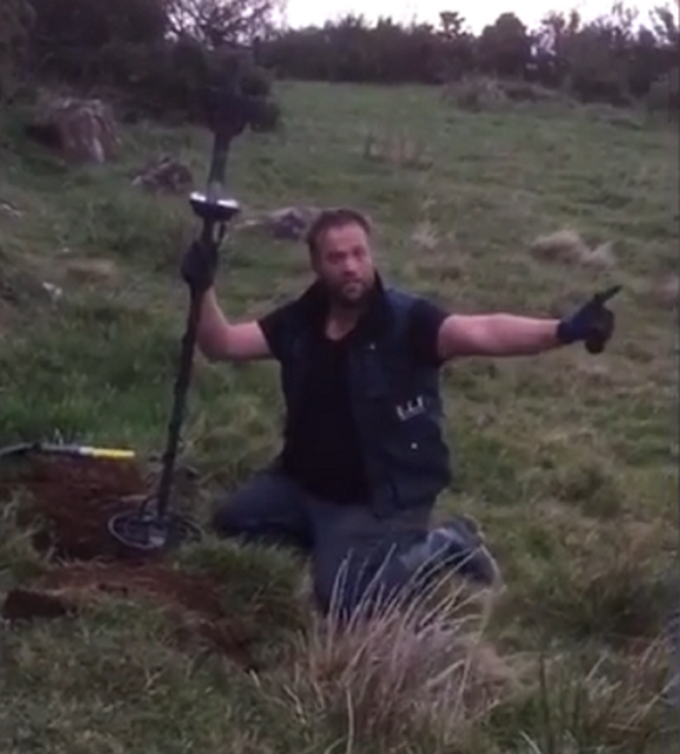 Đi tìm nhẫn cưới cho bạn, người đàn ông bất ngờ phát hiện 1 hũ vàng - 2 Đi tìm nhẫn cưới cho bạn, người đàn ông bất ngờ phát hiện 1 hũ vàng - 2