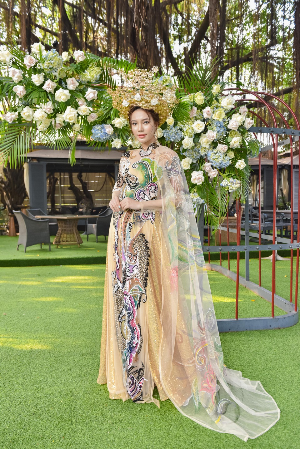 Anika Trinh Trinh hút hồn khán giả với áo dài kiêu sa - 4 Anika Trinh Trinh hút hồn khán giả với áo dài kiêu sa - 4