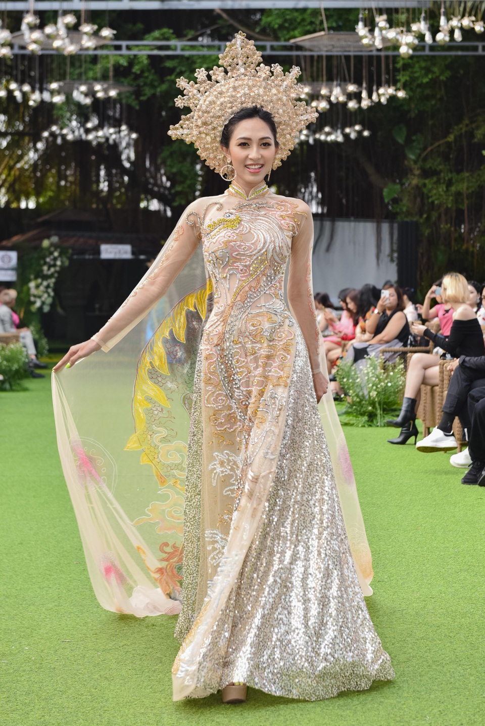 Anika Trinh Trinh hút hồn khán giả với áo dài kiêu sa - 6 Anika Trinh Trinh hút hồn khán giả với áo dài kiêu sa - 6