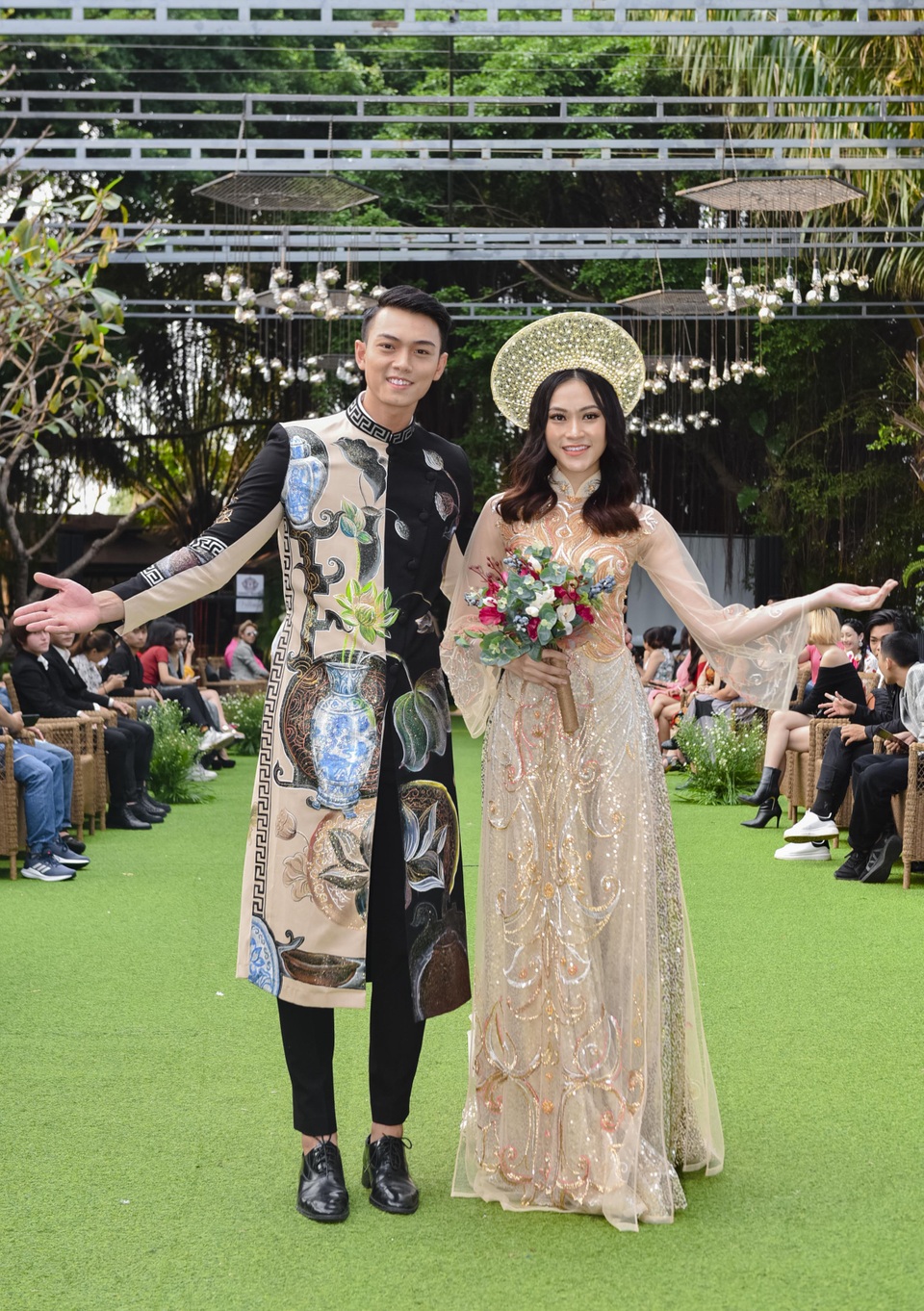 Anika Trinh Trinh hút hồn khán giả với áo dài kiêu sa - 5 Anika Trinh Trinh hút hồn khán giả với áo dài kiêu sa - 5