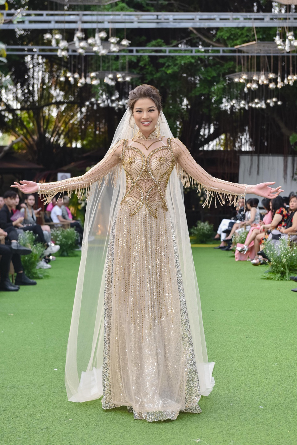 Anika Trinh Trinh hút hồn khán giả với áo dài kiêu sa - 7 Anika Trinh Trinh hút hồn khán giả với áo dài kiêu sa - 7