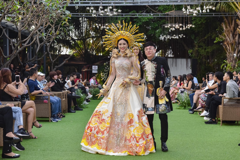 Anika Trinh Trinh hút hồn khán giả với áo dài kiêu sa - 3 Anika Trinh Trinh hút hồn khán giả với áo dài kiêu sa - 3