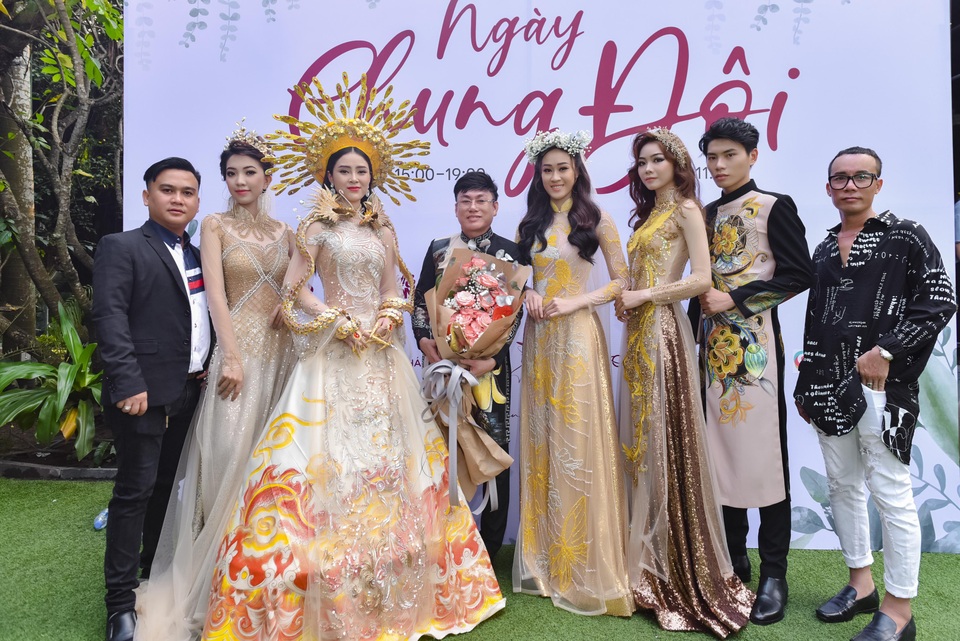 Anika Trinh Trinh hút hồn khán giả với áo dài kiêu sa - 8 Anika Trinh Trinh hút hồn khán giả với áo dài kiêu sa - 8