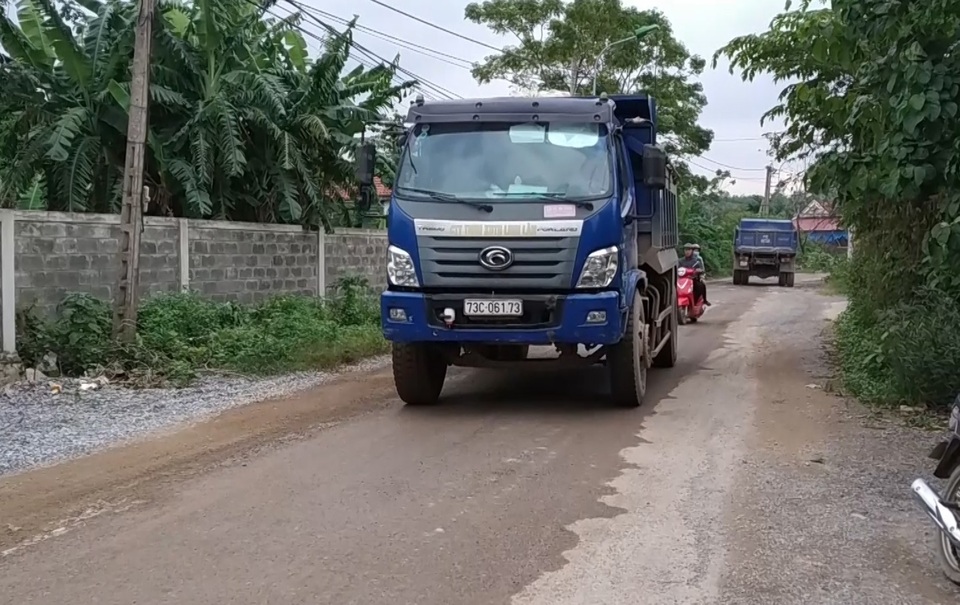 Tái diễn cảnh đường biến thành ao tại Quảng Bình: Xe chở đất “dàn trận”, cày nát đường! - 6 Tái diễn cảnh đường biến thành ao tại Quảng Bình: Xe chở đất “dàn trận”, cày nát đường! - 6
