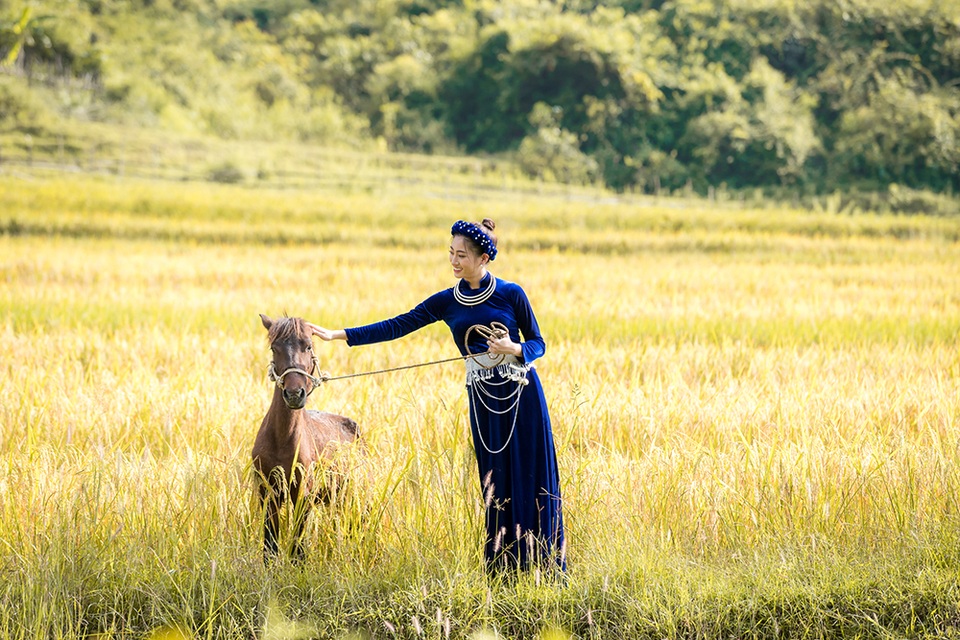 Hoa hậu Lương Thùy Linh xinh đẹp trong hình ảnh thiếu nữ dân tộc Tày - 3 Hoa hậu Lương Thùy Linh xinh đẹp trong hình ảnh thiếu nữ dân tộc Tày - 3