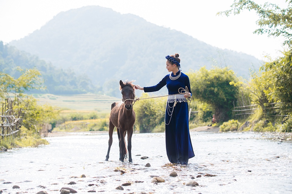 Hoa hậu Lương Thùy Linh xinh đẹp trong hình ảnh thiếu nữ dân tộc Tày - 10 Hoa hậu Lương Thùy Linh xinh đẹp trong hình ảnh thiếu nữ dân tộc Tày - 10