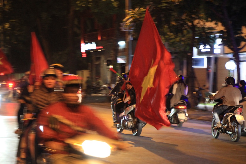 Hà Nội lại một đêm vui không ngủ, ăn mừng chiến thắng của tuyển Việt Nam - 13 Hà Nội lại một đêm vui không ngủ, ăn mừng chiến thắng của tuyển Việt Nam - 13