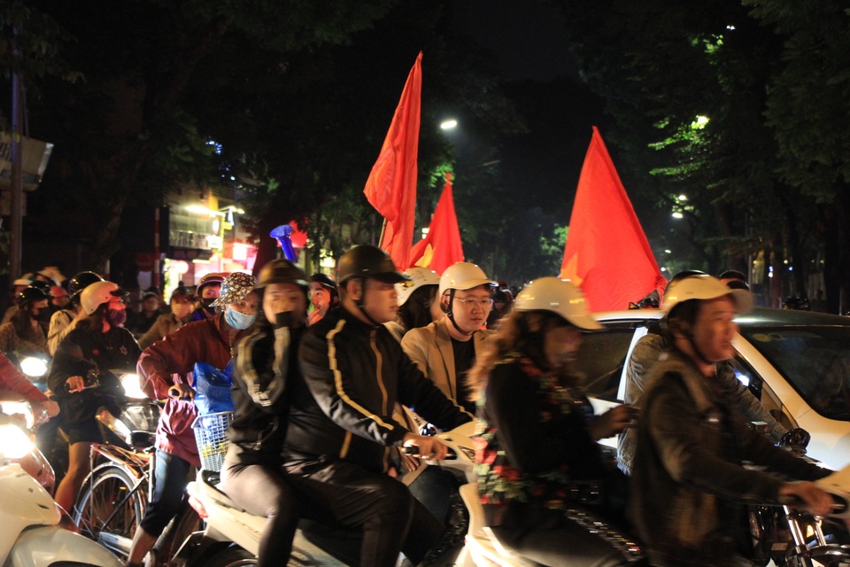 Hà Nội lại một đêm vui không ngủ, ăn mừng chiến thắng của tuyển Việt Nam - 4 Hà Nội lại một đêm vui không ngủ, ăn mừng chiến thắng của tuyển Việt Nam - 4