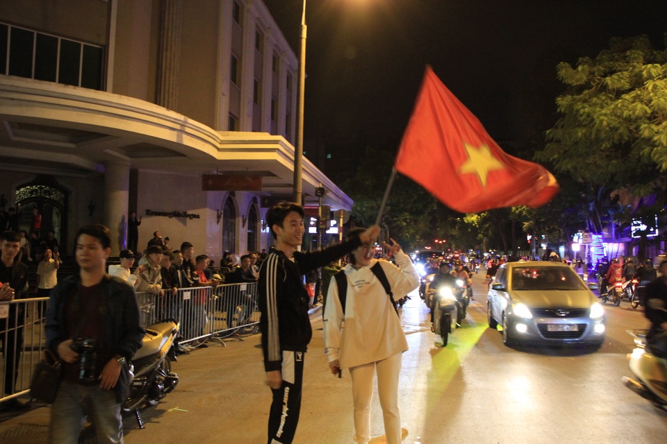Hà Nội lại một đêm vui không ngủ, ăn mừng chiến thắng của tuyển Việt Nam - 10 Hà Nội lại một đêm vui không ngủ, ăn mừng chiến thắng của tuyển Việt Nam - 10