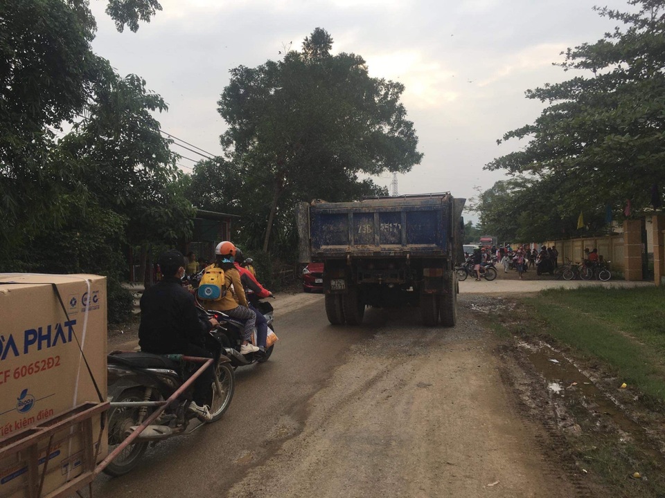 Tái diễn cảnh đường biến thành ao tại Quảng Bình: Xe chở đất “dàn trận”, cày nát đường! - 8 Tái diễn cảnh đường biến thành ao tại Quảng Bình: Xe chở đất “dàn trận”, cày nát đường! - 8