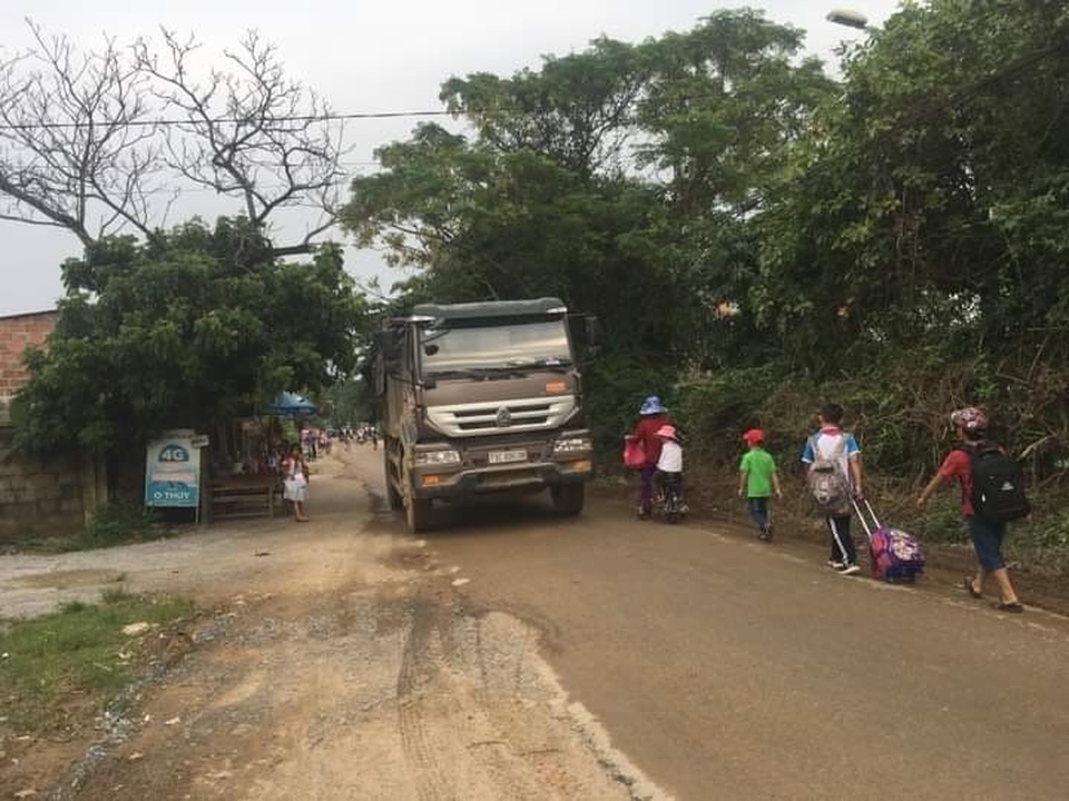 Tái diễn cảnh đường biến thành ao tại Quảng Bình: Xe chở đất “dàn trận”, cày nát đường! - 2 Tái diễn cảnh đường biến thành ao tại Quảng Bình: Xe chở đất “dàn trận”, cày nát đường! - 2