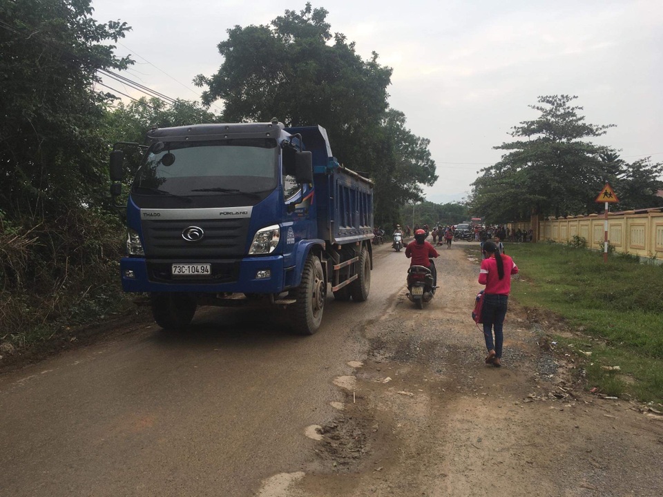 Tái diễn cảnh đường biến thành ao tại Quảng Bình: Xe chở đất “dàn trận”, cày nát đường! - 3 Tái diễn cảnh đường biến thành ao tại Quảng Bình: Xe chở đất “dàn trận”, cày nát đường! - 3