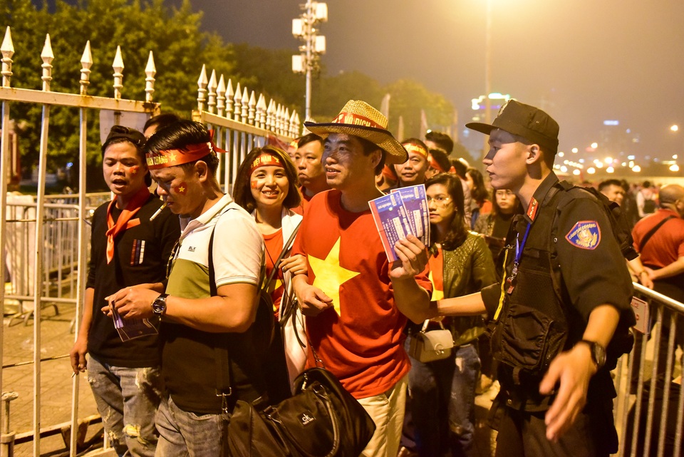 Không khí tại sân Mỹ Đình trước trận tuyển Việt Nam gặp UAE - 12