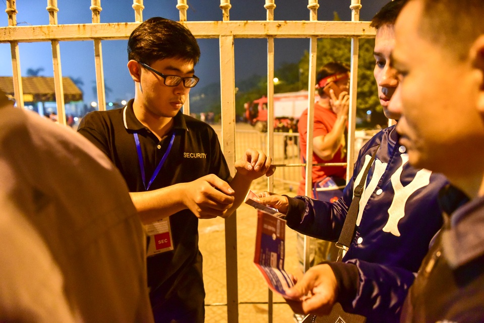 Không khí tại sân Mỹ Đình trước trận tuyển Việt Nam gặp UAE - 9