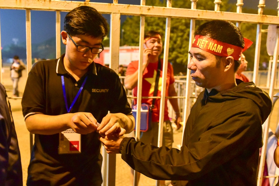 Không khí tại sân Mỹ Đình trước trận tuyển Việt Nam gặp UAE - 11