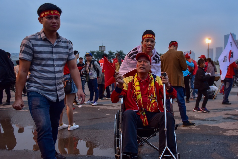 Không khí tại sân Mỹ Đình trước trận tuyển Việt Nam gặp UAE - 4