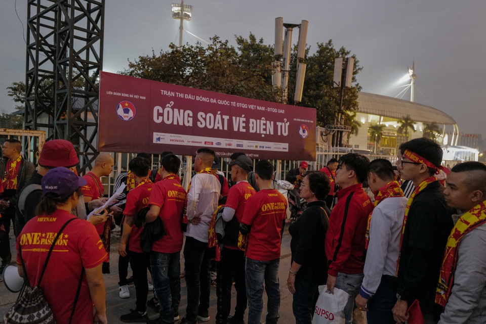 Không khí tại sân Mỹ Đình trước trận tuyển Việt Nam gặp UAE - 6