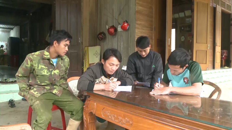 Thêm nhiều hộ đồng bào dân tộc làm đơn xin thôi hộ nghèo - 2