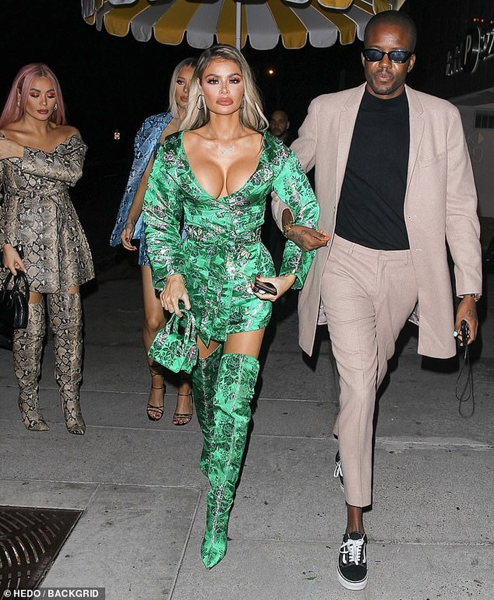 Choáng với váy xẻ bạo của Chloe Sims - 1 Choáng với váy xẻ bạo của Chloe Sims - 1