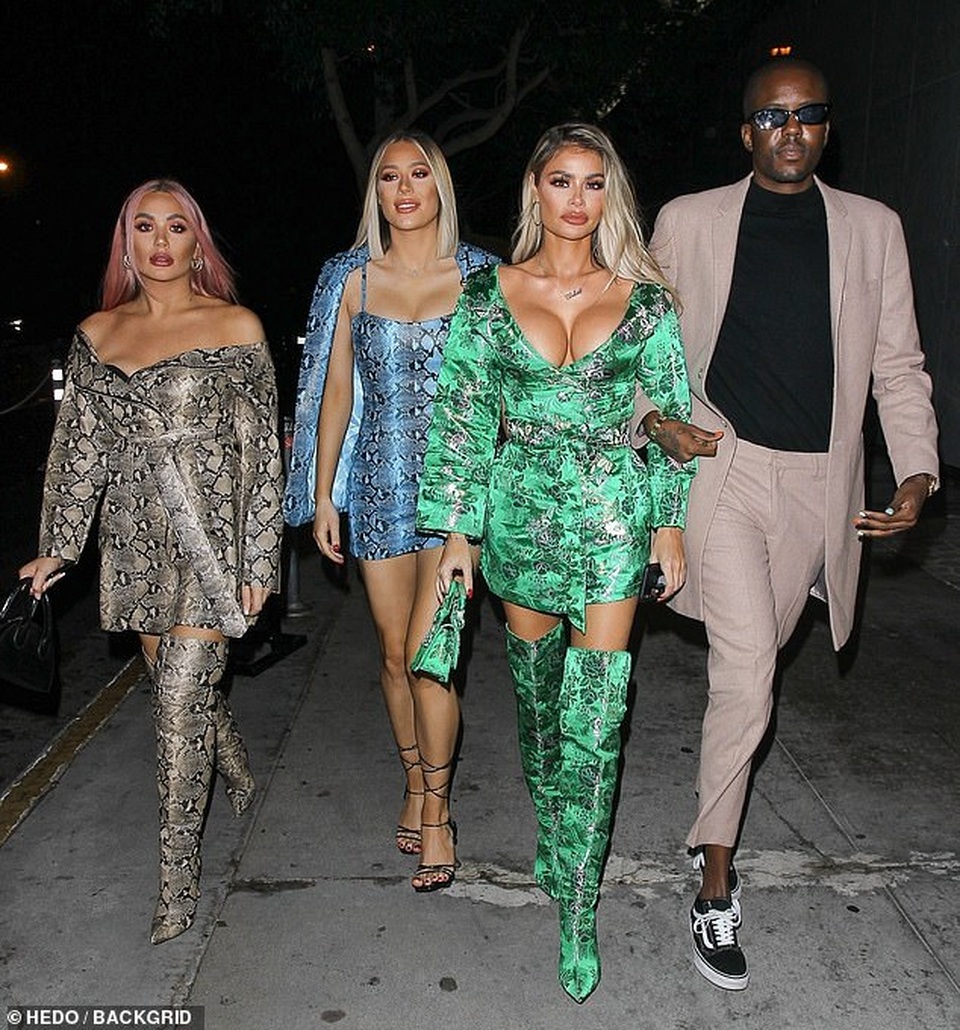 Choáng với váy xẻ bạo của Chloe Sims - 5 Choáng với váy xẻ bạo của Chloe Sims - 5