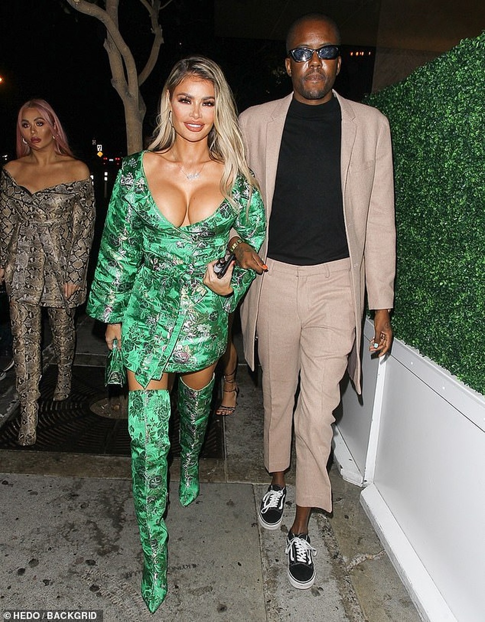 Choáng với váy xẻ bạo của Chloe Sims - 4 Choáng với váy xẻ bạo của Chloe Sims - 4