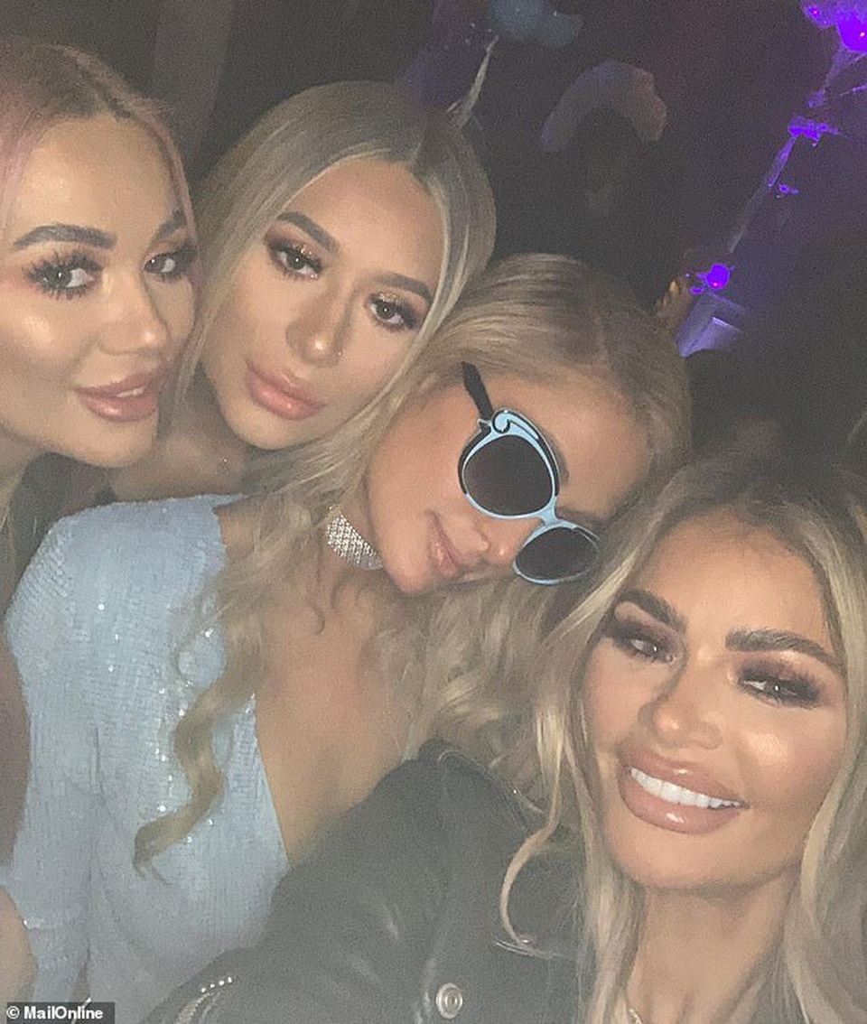 Choáng với váy xẻ bạo của Chloe Sims - 8 Choáng với váy xẻ bạo của Chloe Sims - 8