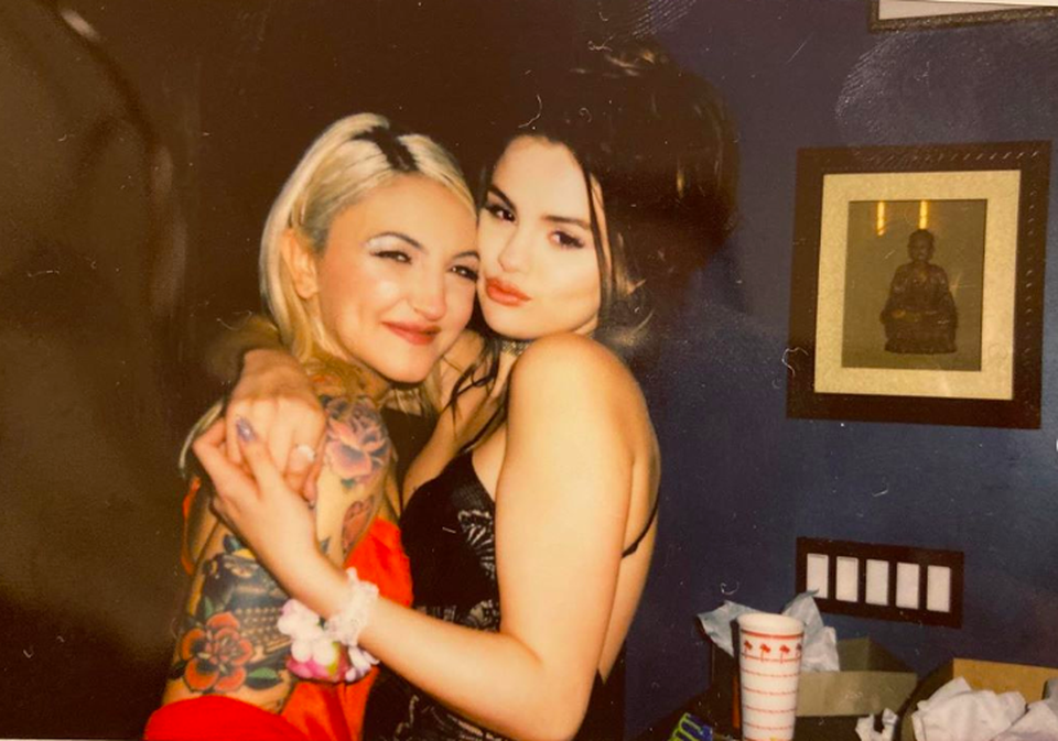Selena Gomez “khoá môi” nữ đồng nghiệp, bị nghi ngờ yêu cùng giới - 2 Selena Gomez “khoá môi” nữ đồng nghiệp, bị nghi ngờ yêu cùng giới - 2