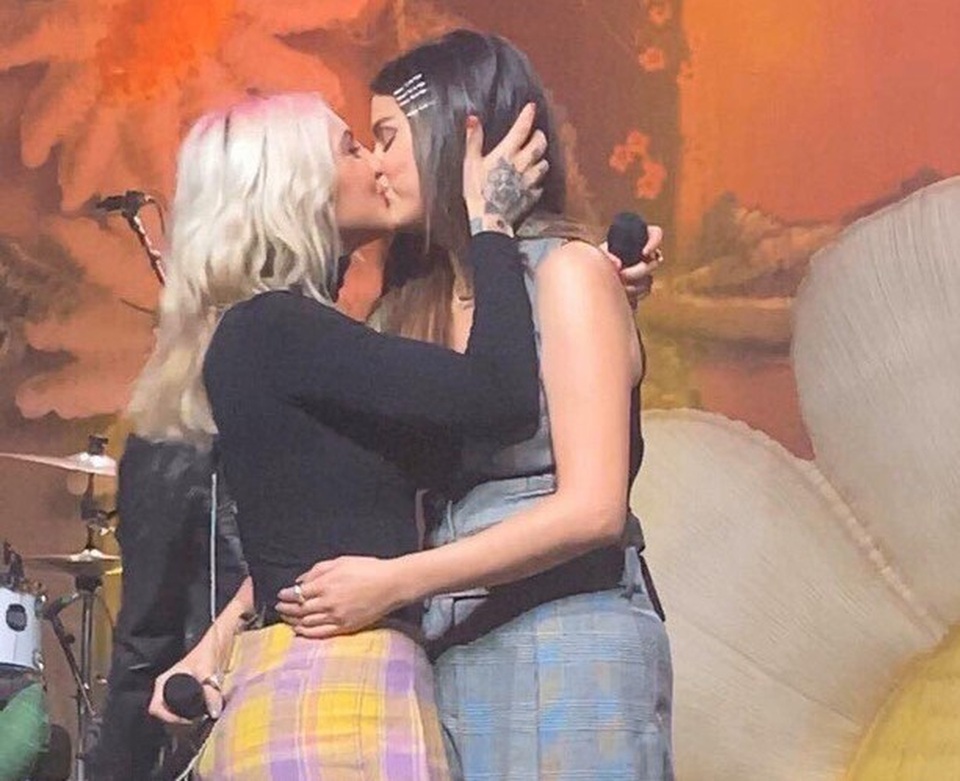 Selena Gomez “khoá môi” nữ đồng nghiệp, bị nghi ngờ yêu cùng giới - 1 Selena Gomez “khoá môi” nữ đồng nghiệp, bị nghi ngờ yêu cùng giới - 1