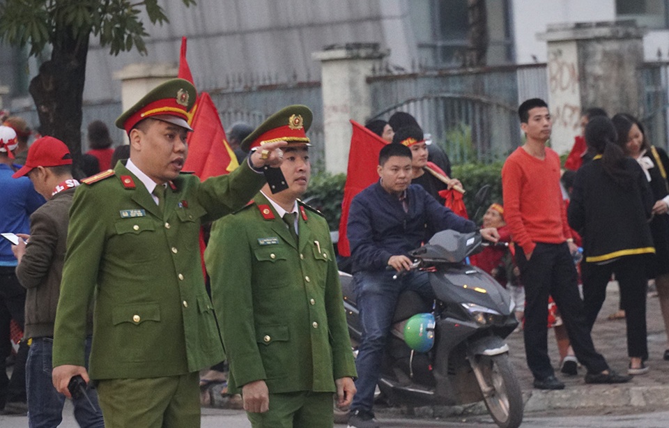An ninh thắt chặt trước trận đấu tuyển Việt Nam gặp UAE ở Mỹ Đình - 6 An ninh thắt chặt trước trận đấu tuyển Việt Nam gặp UAE ở Mỹ Đình - 6