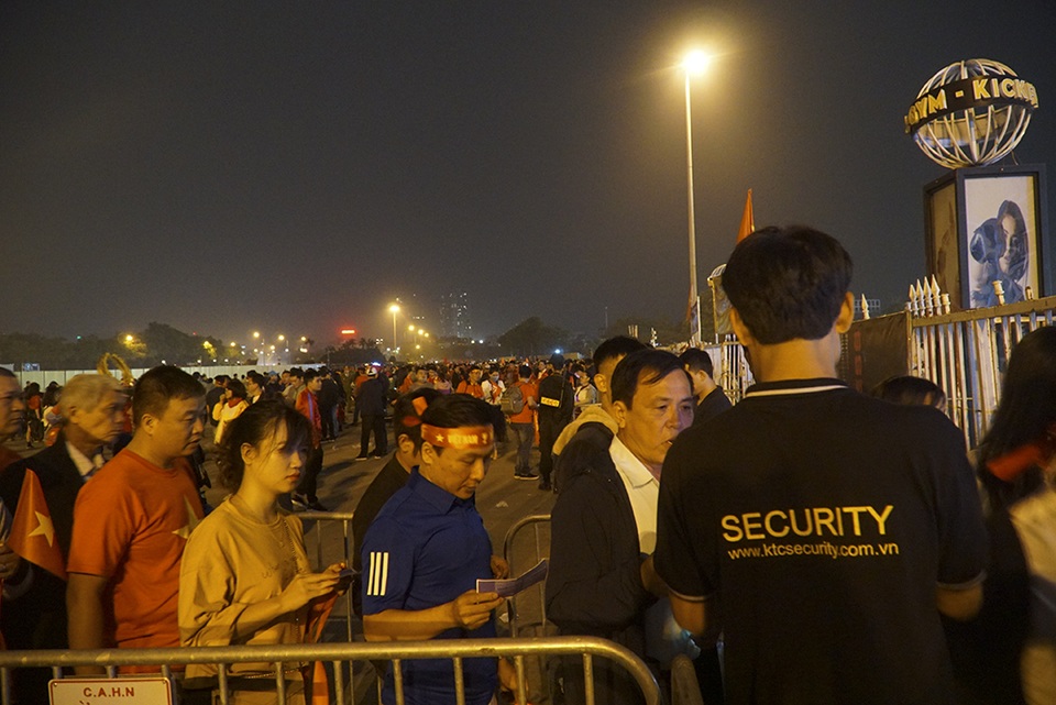 An ninh thắt chặt trước trận đấu tuyển Việt Nam gặp UAE ở Mỹ Đình - 11 An ninh thắt chặt trước trận đấu tuyển Việt Nam gặp UAE ở Mỹ Đình - 11
