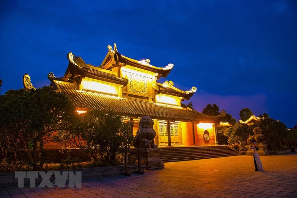 Khám phá vẻ đẹp về đêm của ngôi chùa lớn nhất Việt Nam - 4 Khám phá vẻ đẹp về đêm của ngôi chùa lớn nhất Việt Nam - 4