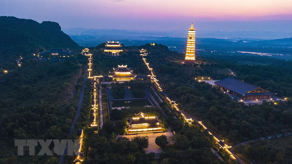 Khám phá vẻ đẹp về đêm của ngôi chùa lớn nhất Việt Nam - 7 Khám phá vẻ đẹp về đêm của ngôi chùa lớn nhất Việt Nam - 7