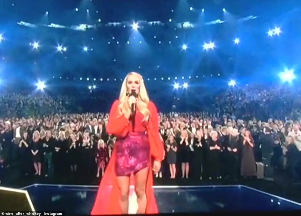 Carrie Underwood thay 9 bộ đồ trong 1 buổi tối - 10 Carrie Underwood thay 9 bộ đồ trong 1 buổi tối - 10