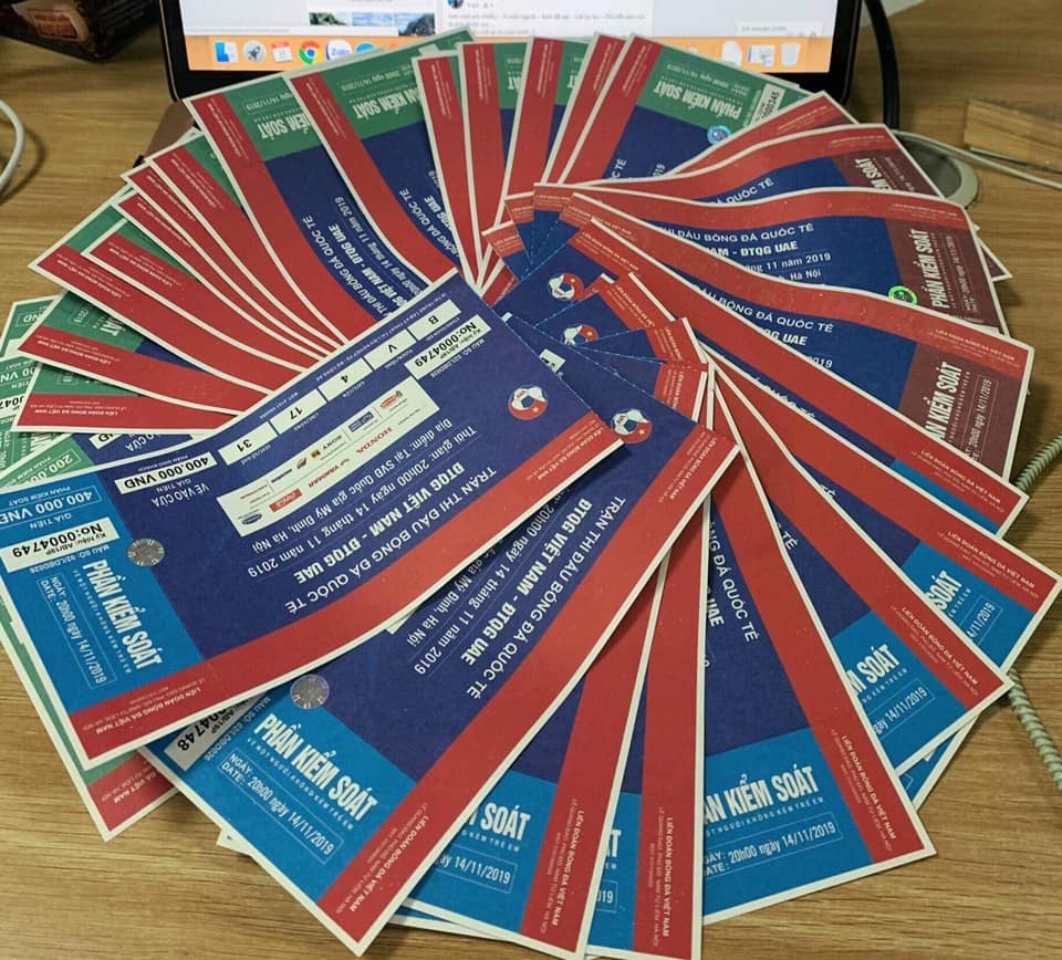 Phe vé mất 2 triệu đồng/cặp, ôm cả kho vé chỉ mong hoà tiền - 1 Phe vé mất 2 triệu đồng/cặp, ôm cả kho vé chỉ mong hoà tiền - 1