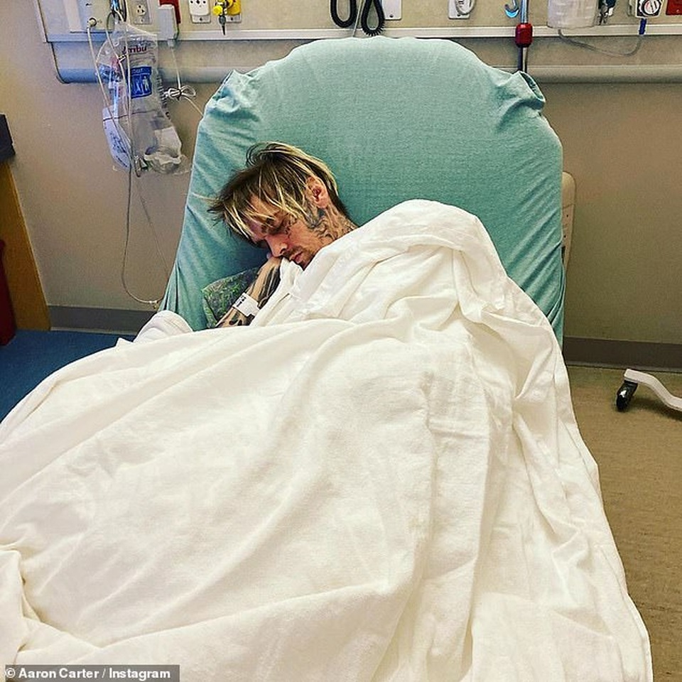 Fans lo lắng khi thấy Aaron Carter nằm viện - 1 Fans lo lắng khi thấy Aaron Carter nằm viện - 1