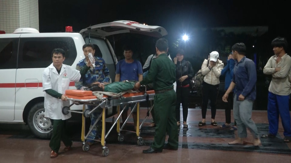 Cảnh sát biển đưa ngư dân bị thương nặng vào bờ cấp cứu - 2 Cảnh sát biển đưa ngư dân bị thương nặng vào bờ cấp cứu - 2