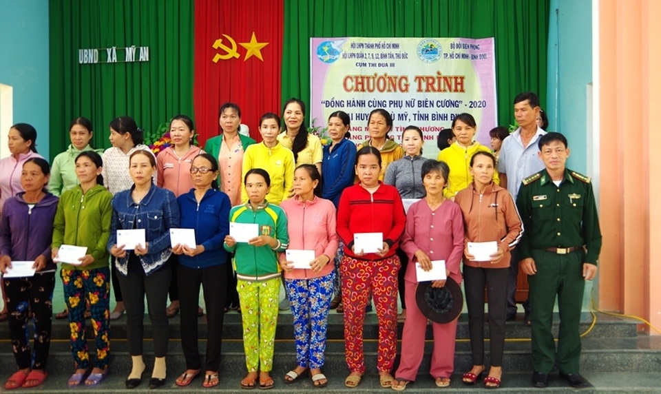 Bộ đội Biên phòng góp tiền, góp công xây nhà cho người nghèo - 2 Bộ đội Biên phòng góp tiền, góp công xây nhà cho người nghèo - 2