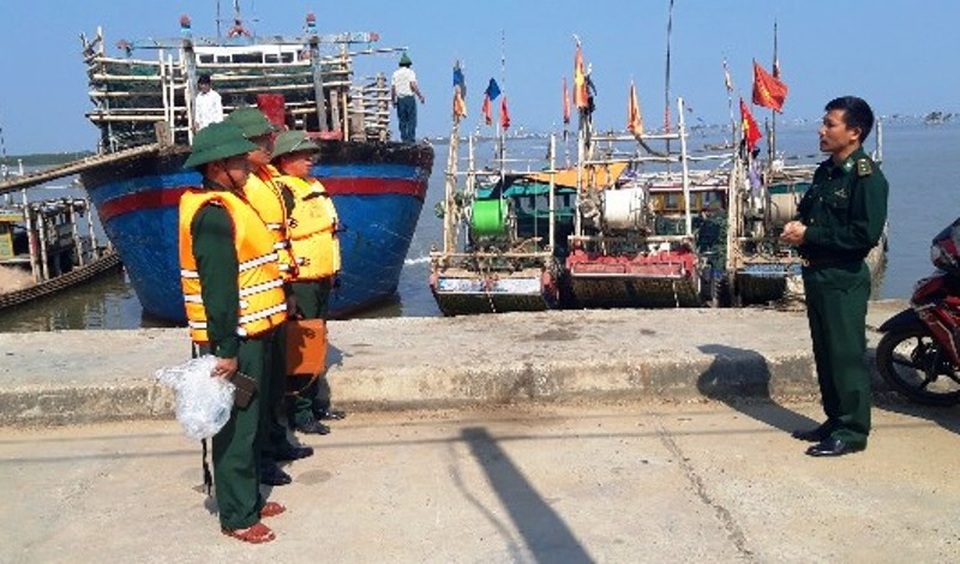 Cứu sống 7 người trên tàu cá bị chìm trên biển - 2 Cứu sống 7 người trên tàu cá bị chìm trên biển - 2